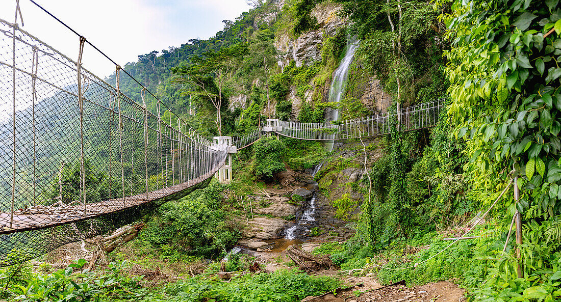 Ote-Wasserfall und Hängebrücken in der Avatime-Berglandschaft bei Ho in der Volta-Region im Osten von Ghana in Westafrika