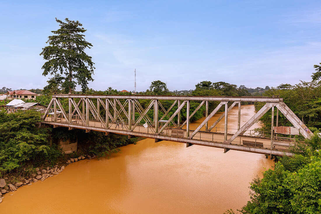 River Pra und alte Brücke in Assin Praso in der Central Region im Süden von Ghana in Westafrika