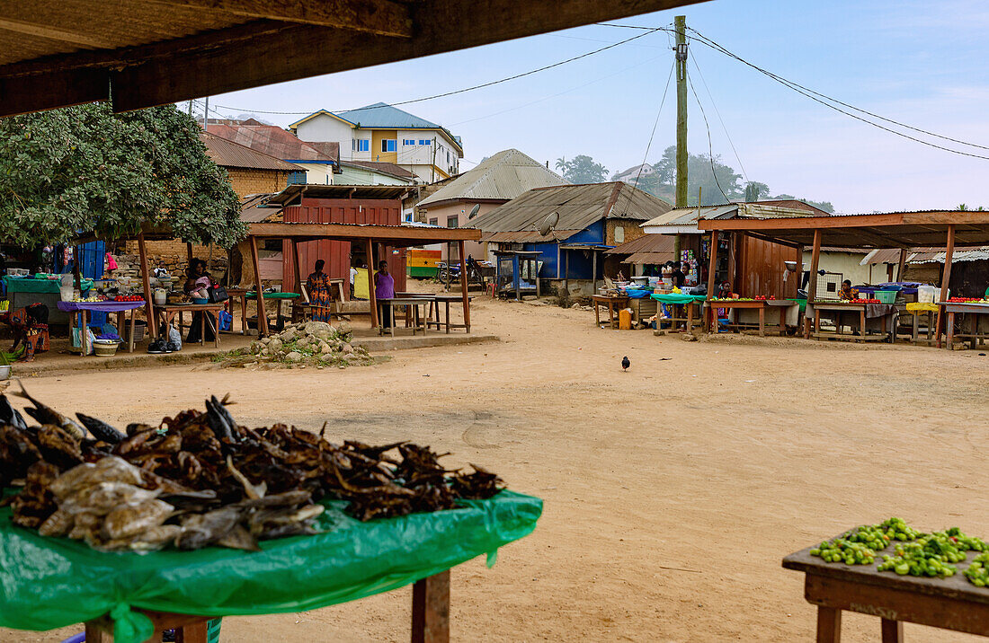 Marktplatz und Marktstände in Amedzofe in der Avatime-Berglandschaft bei Ho in der Volta-Region im Osten von Ghana in Westafrika