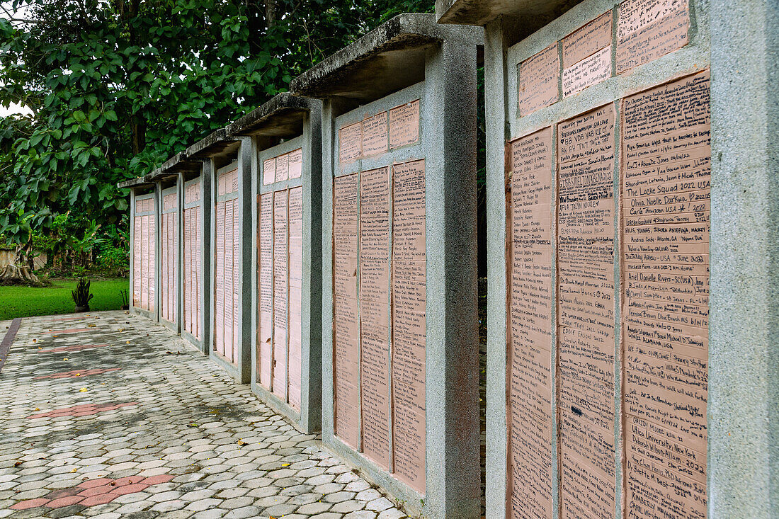 Erinnerungswand für rückkehrende Nachfahren Überlebender in der Last Bath Slavery Site in Assin Manso in der Central Region im Süden von Ghana in Westafrika