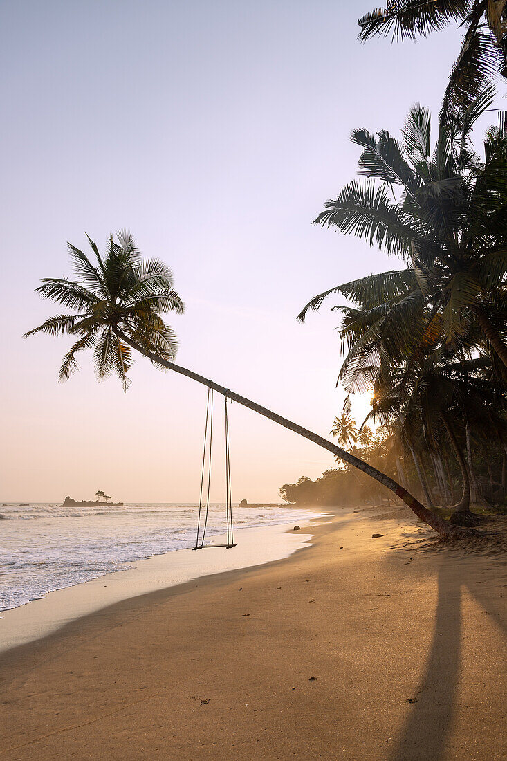 Ankobra Beach mit Sonnenuntergang bei Axim an der Goldküste in der Western Region im Westen von Ghana in Westafrika