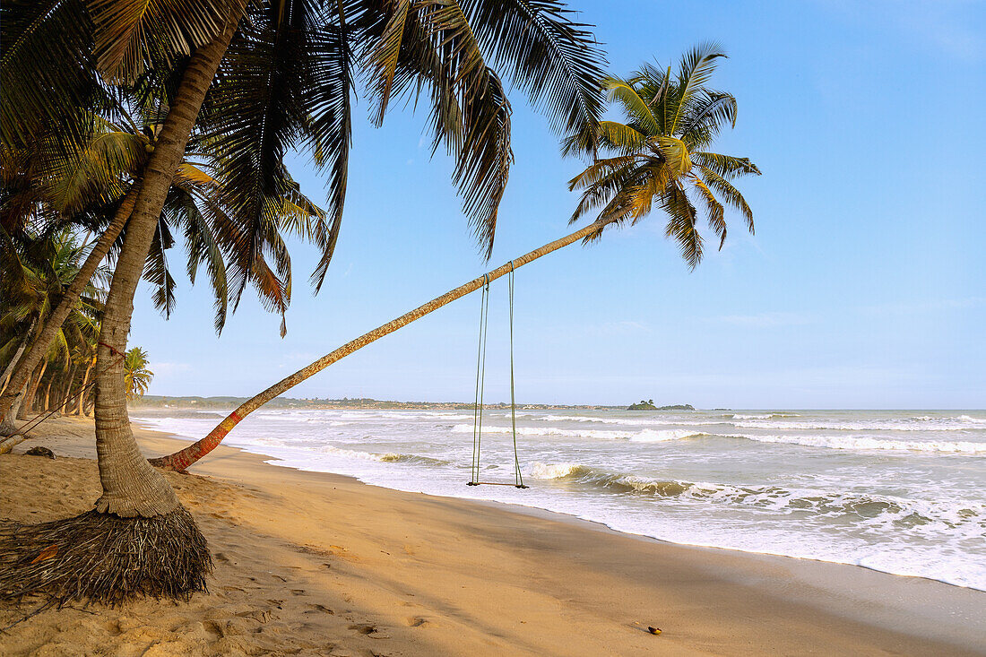Ankobra Beach mit Blick auf Axim an der Goldküste in der Western Region im Westen von Ghana in Westafrika