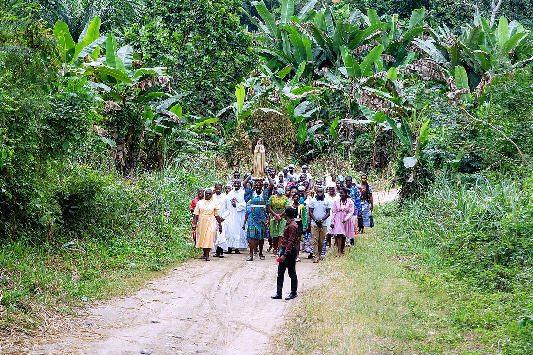 Marienprozession an Maria Himmelfahrt am Lake Bosumtwi bei Abono in der Ashanti Region im Zentrum von Ghana in Westafrika