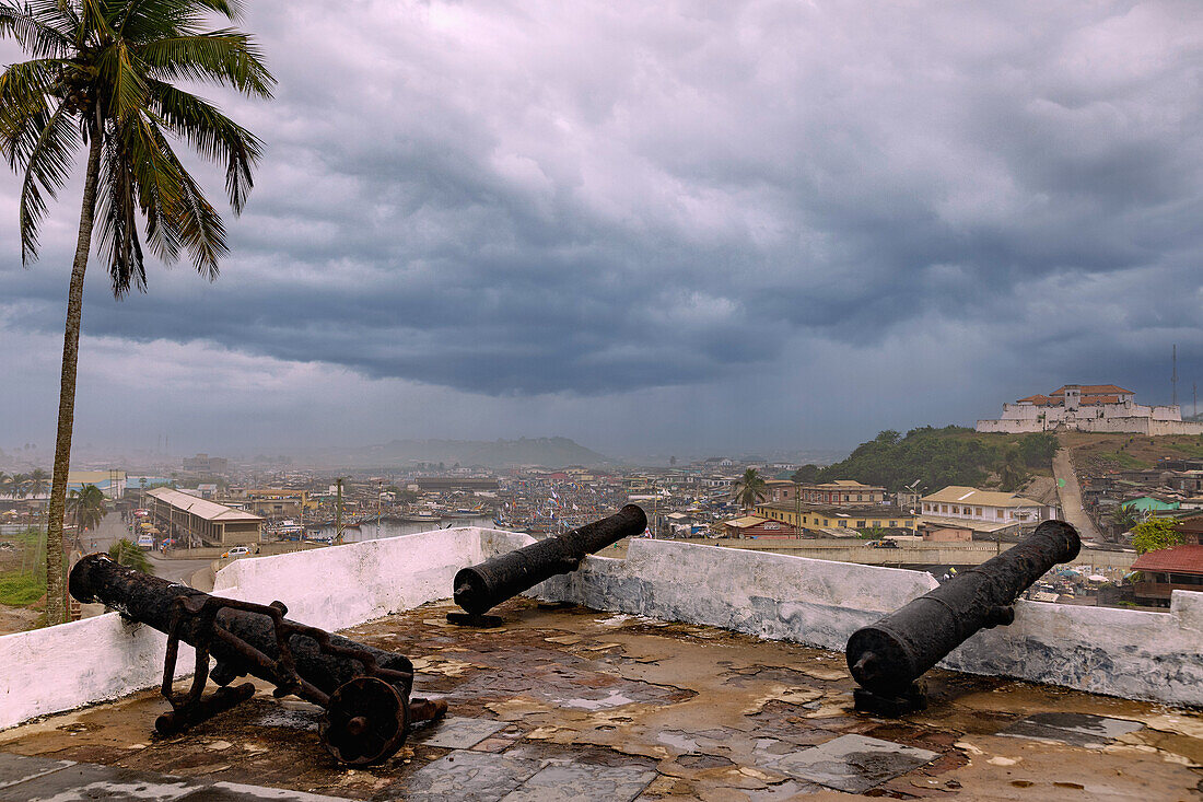 Blick auf Elmina und Fort São Jago da Mina von Elmina Castle in Elmina an der Goldküste in der Central Region im Süden von Ghana in Westafrika