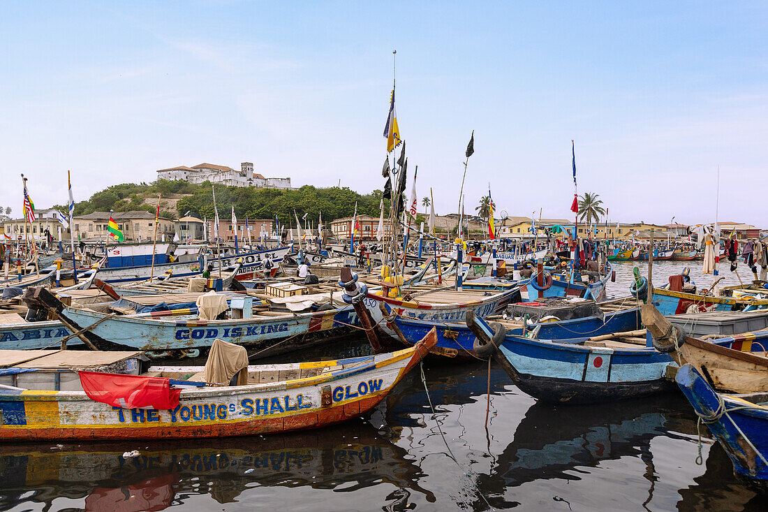 Fischerhafen in Elmina mit Blick auf die Festung São Jago da Mina in der Central Region im Westen von Ghana in Westafrika