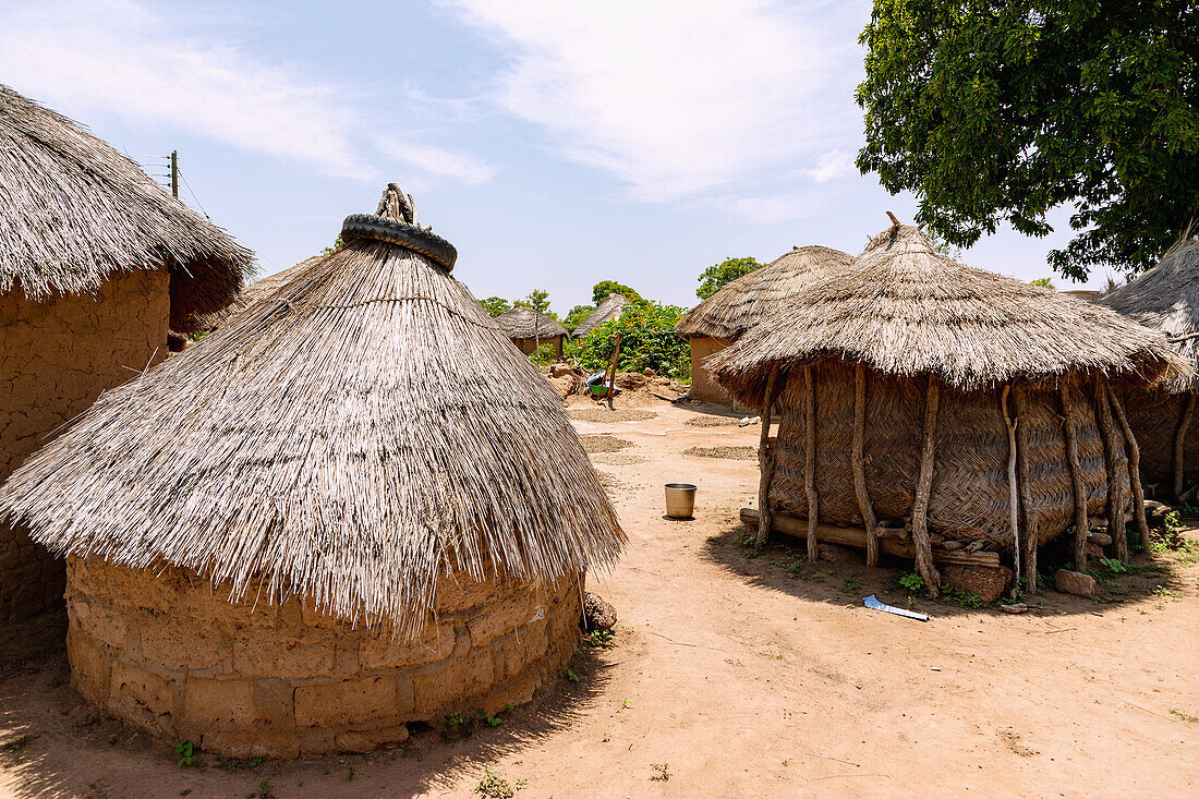 Janikura, traditionelles Rundhüttendorf der Gonja an der Damongo-Sawla-Raod im Central Gonja District in der Northern Region im Norden von Ghana in Westafrika