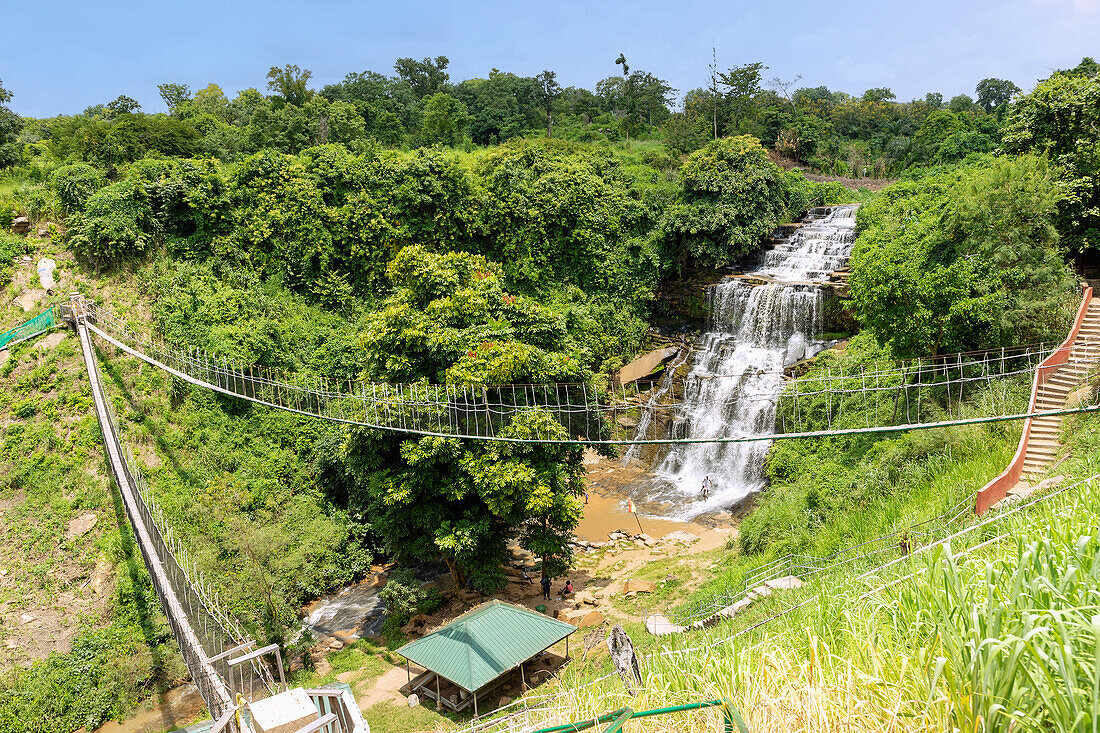 Kintampo Wasserfälle mit Hängebrücken in der Bono-East-Region im Osten von Ghana in Westafrika