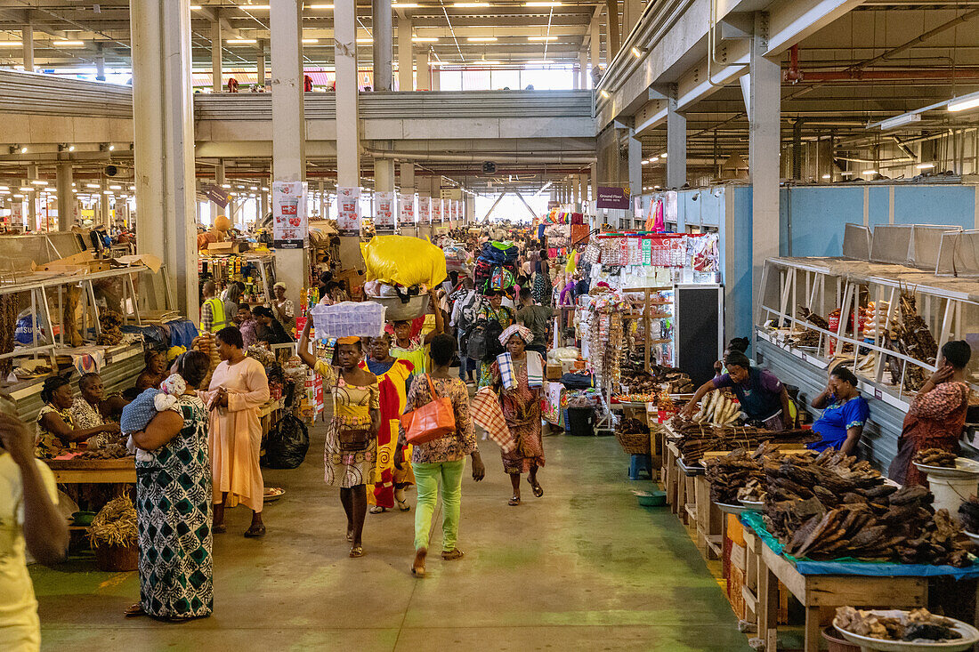 Markthalle mit Lebensmitteln im Zentralmarkt in Kumasi in der Ashanti Region im Zentrum von Ghana in Westafrika
