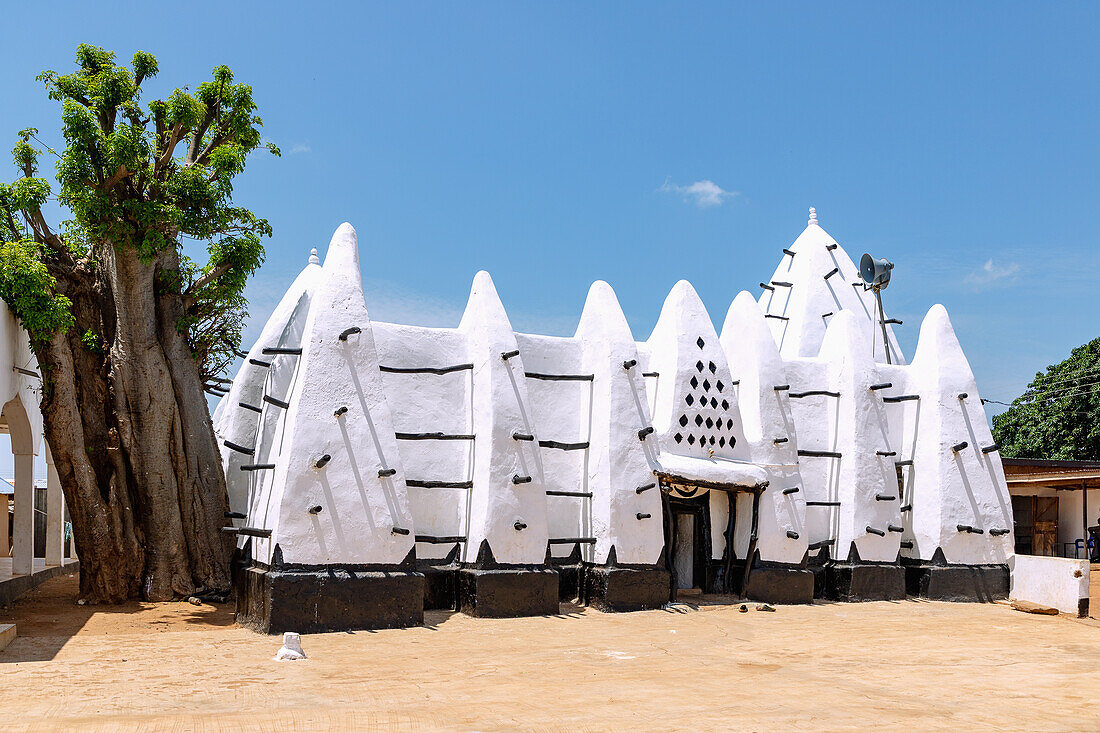 Larabanga Mosque mit Baobab, Haupteingang der Männer, in der Savannah Region im Norden von Ghana in Westafrika