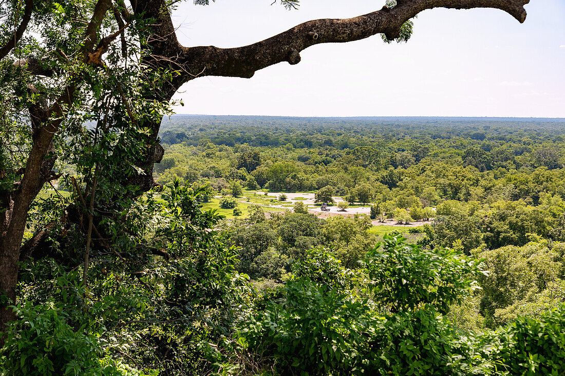 Blick über die Savanne und Safari-Jeep im Mole National Park in der Savannah Region im Norden von Ghana in Westafrika