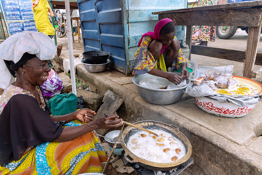 frittierte Maisknödel am Markt in Sawla in der Savannah Region im Zentrum von Ghana in Westafrika