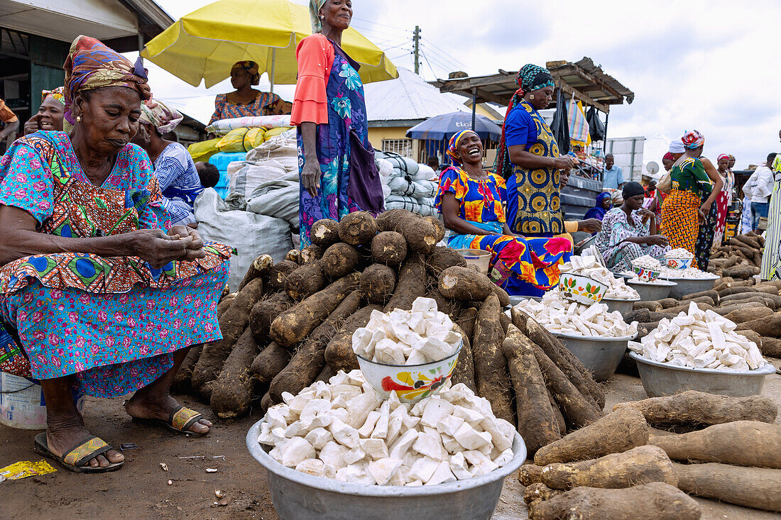 Yams- und Maniokmarkt am Markt in Sawla in der Savannah Region im Zentrum von Ghana in Westafrika