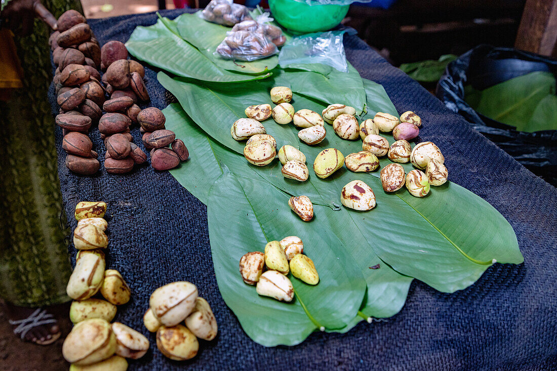 Kolanüsse auf dem Zentralmarkt in Tamale in der Northern Region im Norden von Ghana in Westafrika