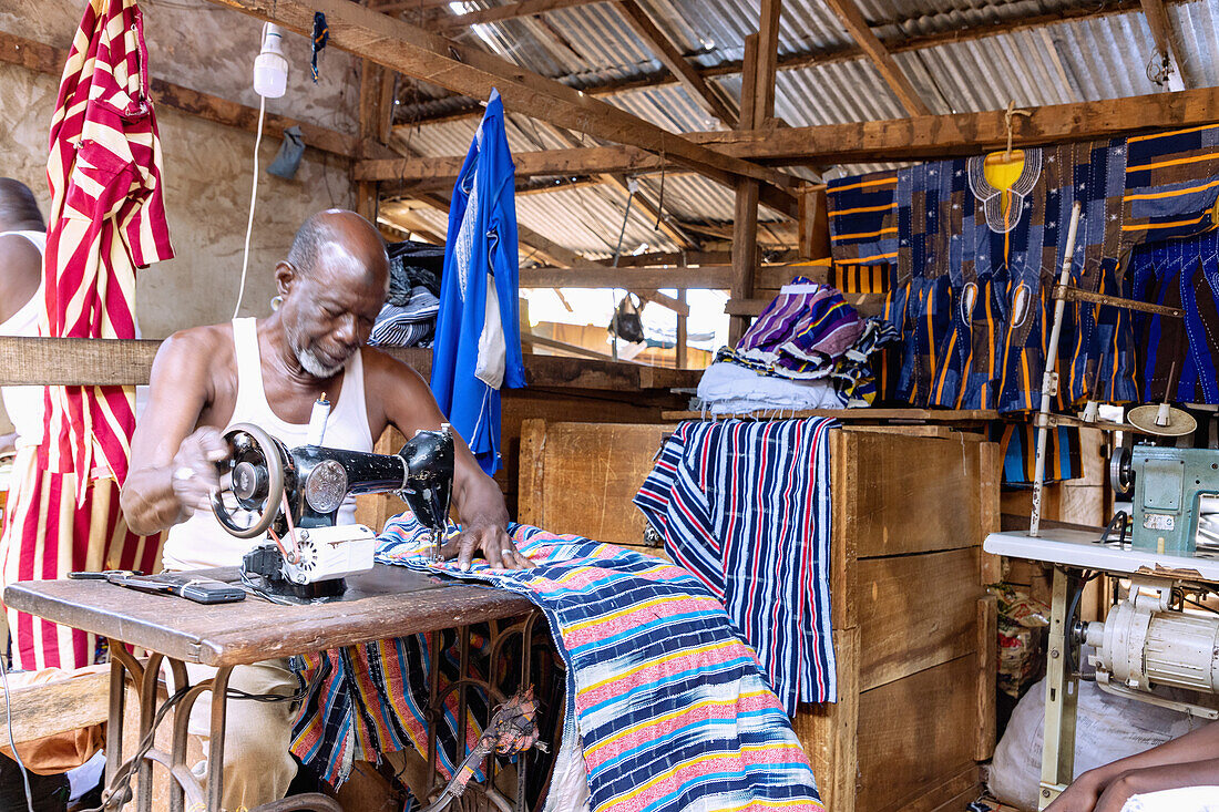 Schneiderei der traditionellen Smoks der Dagomba auf dem Zentralmarkt in Tamale in der Northern Region im Norden von Ghana in Westafrika