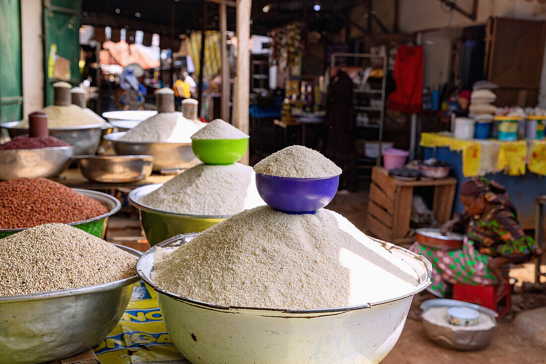Dari, Sorghum und Maniokmehl auf dem Markt in Tamale in der Northern Region im Norden von Ghana in Westafrika