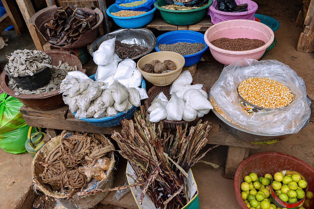Verkauf von Gewürzen auf dem Wochenmarkt in Techiman in der Bono-East-Region im Zentrum von Ghana in Westafrika