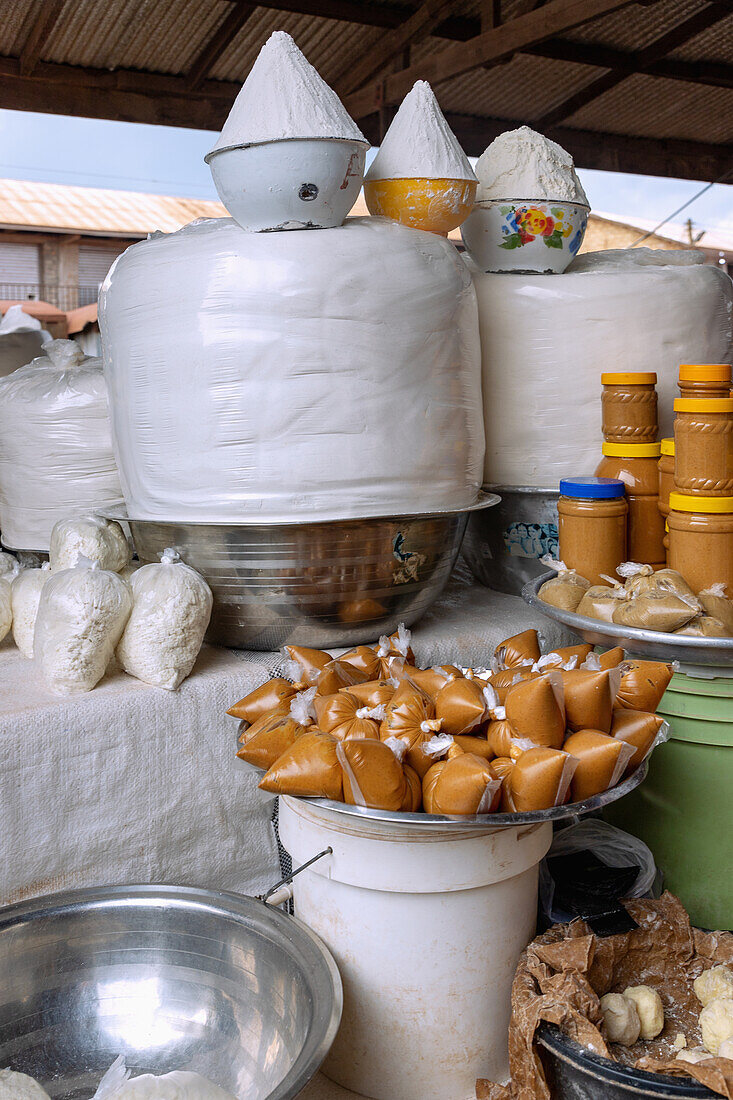 Verkauf von Maniokmehl, Tapioka und Erdnussbutter auf dem Wochenmarkt in Techiman in der Bono-East-Region im Zentrum von Ghana in Westafrika