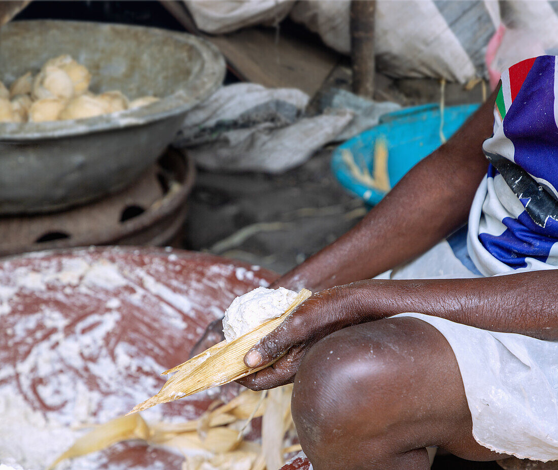 Frau bei der Zubereitung von Kenkey, gesäuerten Maisbällchen in Bananenblättern in Teshie-Nungua in der Region Greater Accra im Osten von Ghana in Westafrika