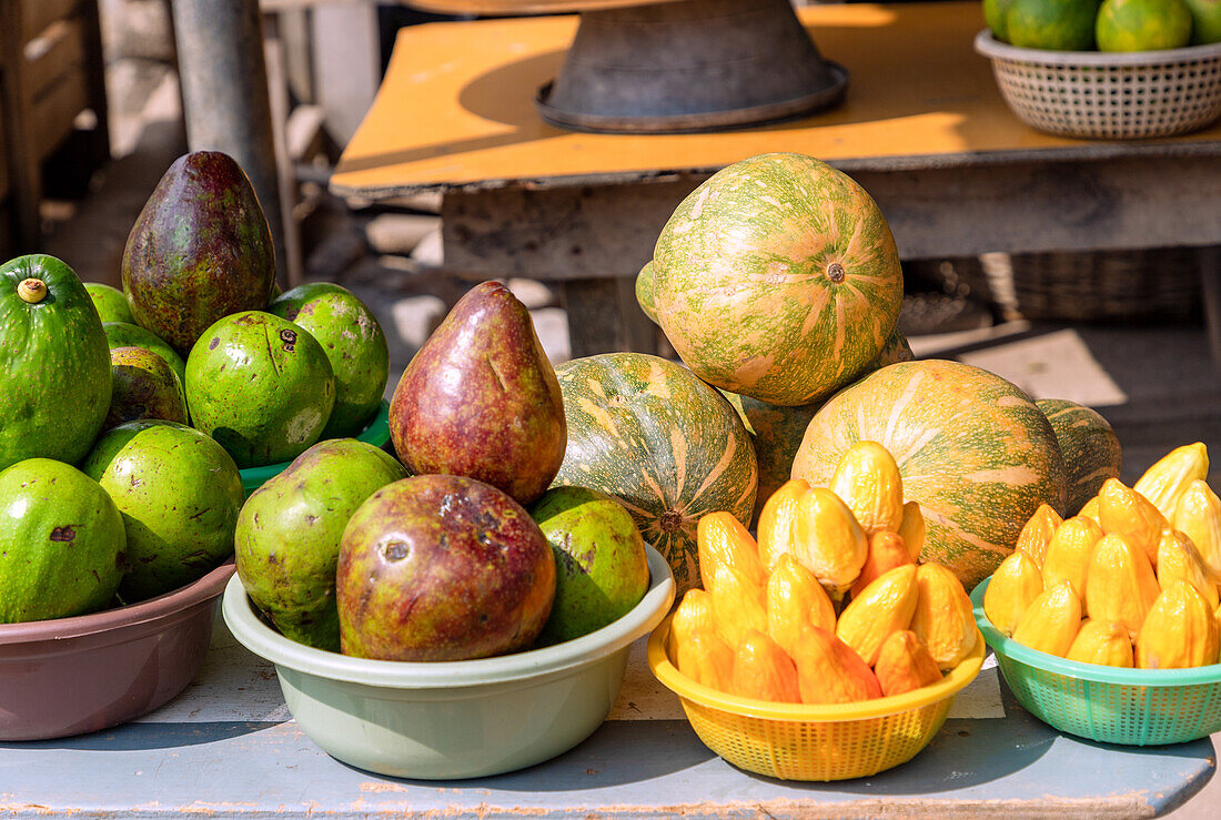 Straßenverkauf von Mangos, Melonen, Avocado und Jackfruit in Winneba in der Central Region im Westen von Ghana in Westafrika