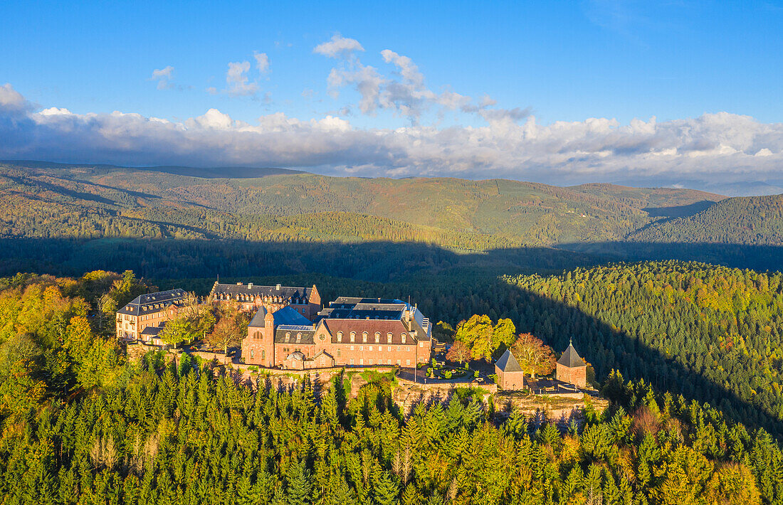 Kloster Hohenburg auf dem Mont Sainte Odile bei Sonnenaufgang, bei Obernai, Oberehnheim, Bas-Rhin,  Elsässer Weinstraße, Grand Est, Frankreich