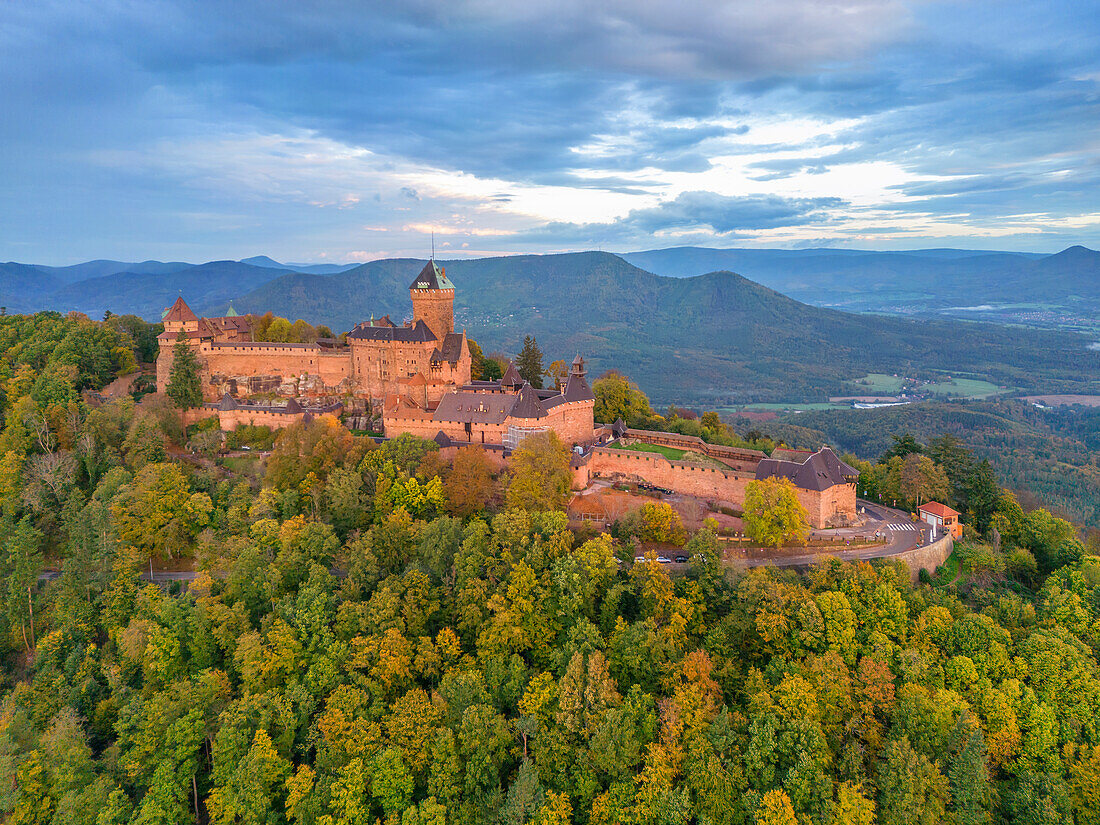 Château du Haut-Kœnigsbourg bei Sonnenaufgang, Hochkönigsburg, Orschwiller, Bas-Rhin, Route des Vins d'Alsace, Elsässer Weinstraße, Grand Est, Frankreich