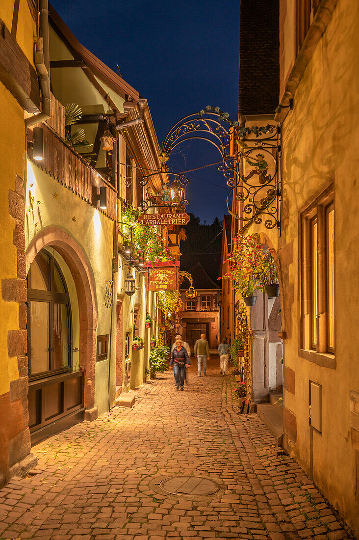 Abendliche Gasse in Riquewihr, Reichenweier, Haut-Rhin, Route des Vins d'Alsace, Elsässer Weinstraße, Grand Est, Alsace-Champagne-Ardenne-Lorraine, Frankreich