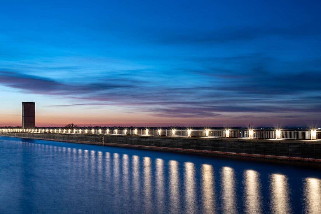 Sonnenuntergang am Wasserstraßenkreuz Magdeburg, Mittellandkanal führt in Trogbrücke über Elbe, längste Kanalbrücke Europas, Magdeburg, Sachsen-Anhalt, Deutschland