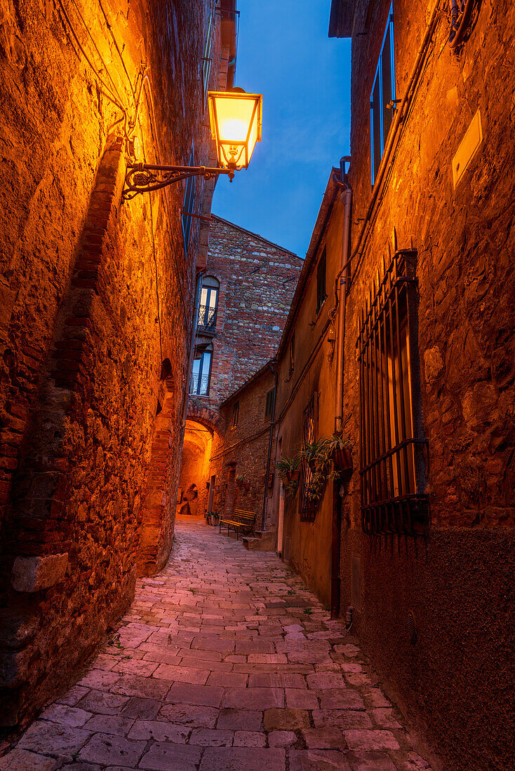 Nachts in den Gassen von Chiusdino, Provinz Siena, Toskana, Italien