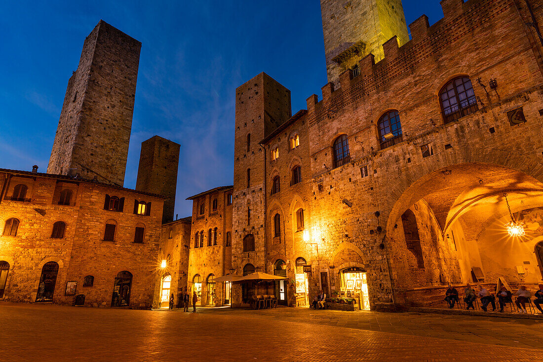 Abendstimmung an der Piazza della Duomo, San Gimignano, Provinz Siena, Toskana, Italien