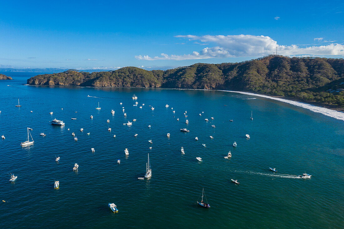 Luftaufnahme, Segelboote in der Bucht mit Küste dahinter, Playas del Coco, Guanacaste, Costa Rica, Mittelamerika