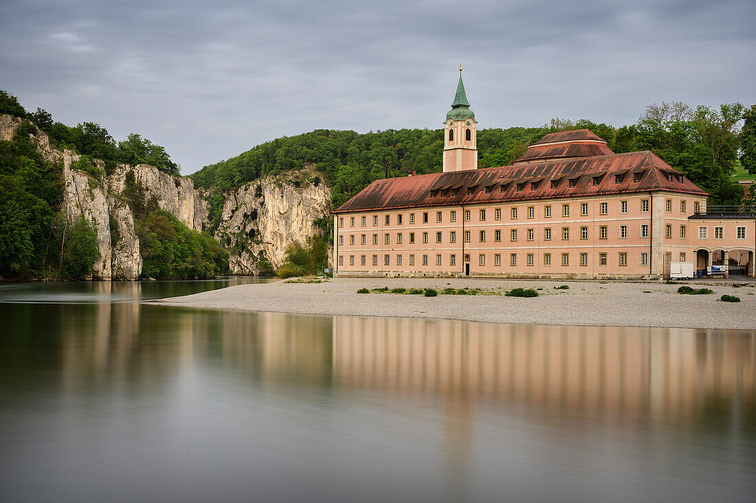 Blick  zum Kloster Weltenburg und dem Donaudurchbruch bei Kelheim, Niederbayern, Bayern, Deutschland