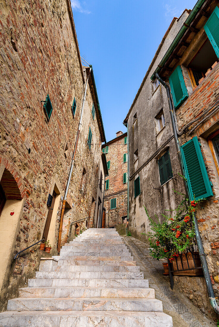 In den Gassen von Chiusdino, Toskana, Italien