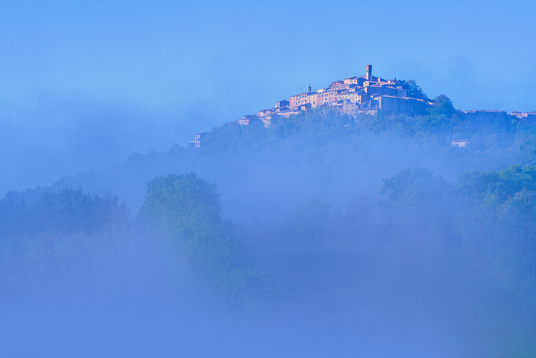 Chiusdino im Morgennebel, Toskana, Italien