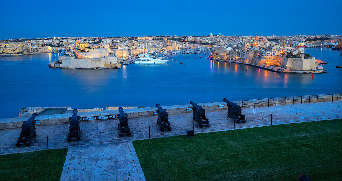 Blick auf das nächtliche Birgu, Valletta, Malta, Europa