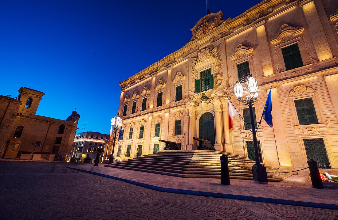 Nachts vor dem Großmeisterpalast in Valletta, Malta, Europa