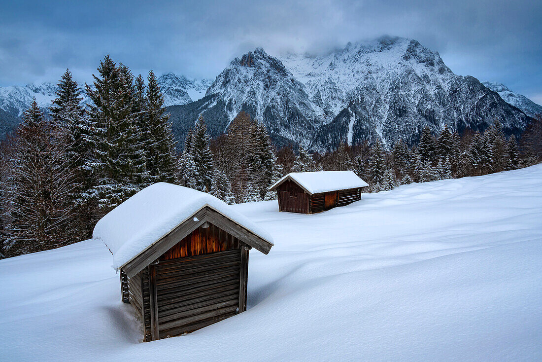 Winter in den Bergen des Karwendel nahe Mittenwald, Bayern, Deutschland.