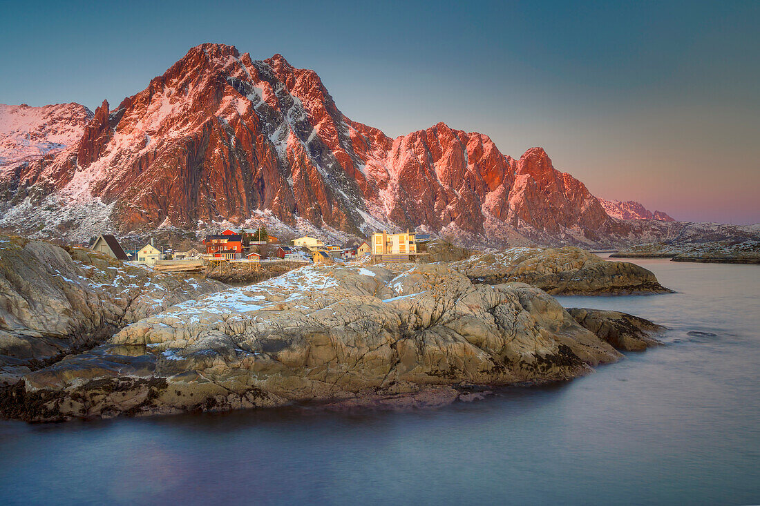 Abenddämmerung an der Küste von Svolvær, Lofoten, Norwegen