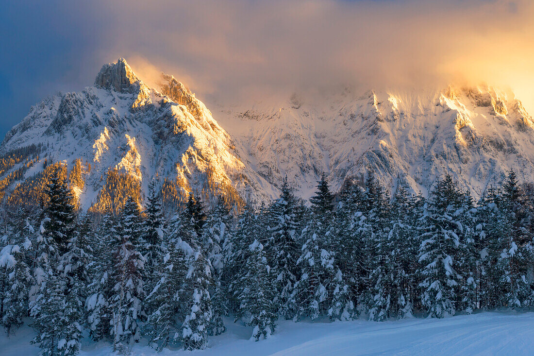 Winterabend mit wunderbarem Licht in den Bergen des Karwendel nahe Mittenwald, Bayern, Deutschland