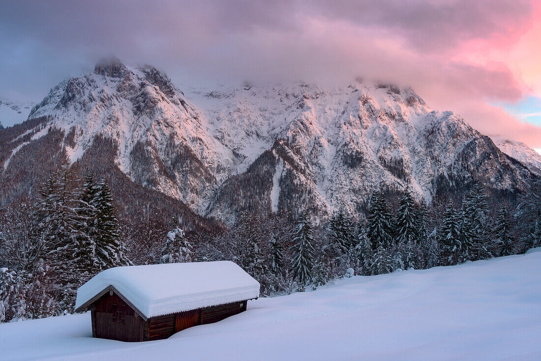 Zur Dämmerungszeit in den Bergen des Karwendel nahe Mittenwald, Bayern, Deutschland