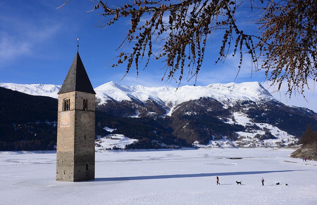 Versunkener Kirchturm im gefrorenen Reschensee, Graun am Reschenpass, Vinschgau, Südtirol, Italien