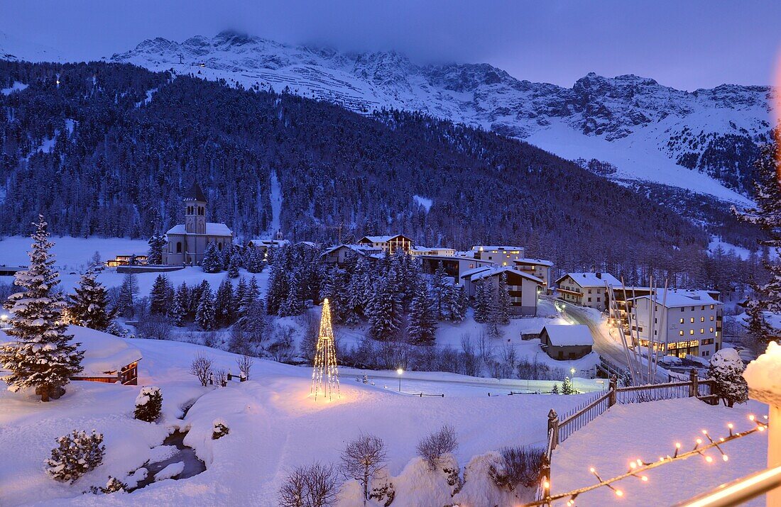 Blick auf Sulden unter dem Ortler bei Nacht, im Winter, Südtirol, Trentino, Italien