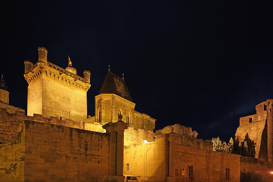 Herzogspalast bei Nacht, Uzès, Gard, Okzitanien, Frankreich