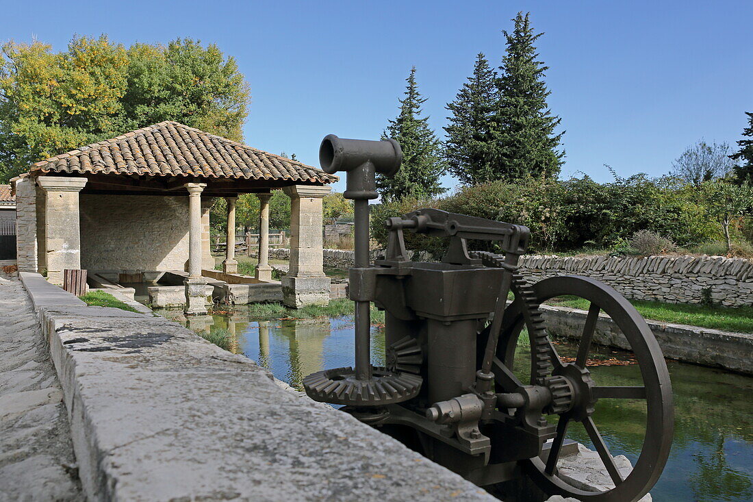 Historisches Waschhaus des Weinorts Lirac, Gard, Okzitanien, Frankreich