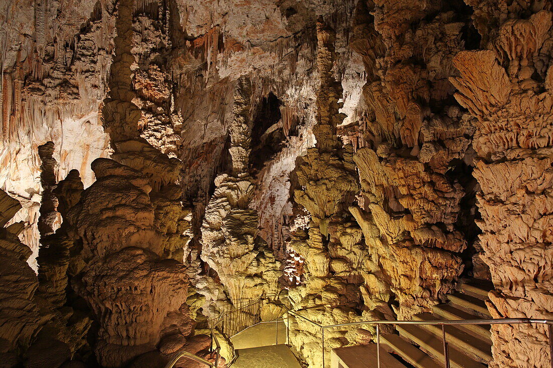 Tropfsteinhöhle Aven d'Orgnac bei Orgnac-l'Aven, Ardèche, Auvergne Rhône-Alpes/Okzitanien, Frankreich