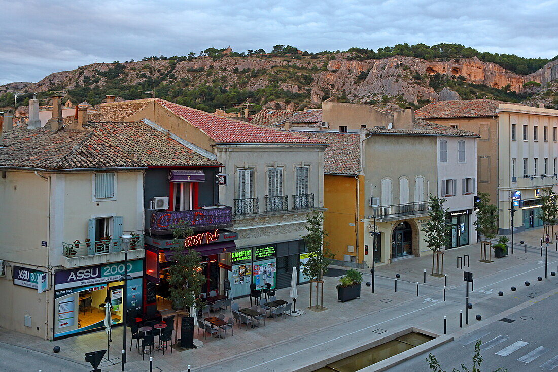 Cours Gambetta with the Colline Saint-Jacques, Cavaillon, Vaucluse, Provence-Alpes-Côte d'Azur, France