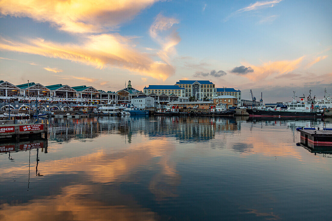 Sonnenuntergang an der Victoria & Alfred Waterfront, Kapstadt, Westkap, Südafrika  