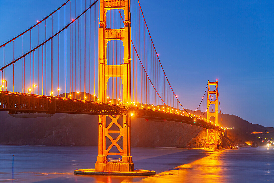 die beleuchtete Golden Gate Brücke in San Francisco in der Abenddämmerung, Kalifornien, Vereinigte Staaten von Amerika, USA