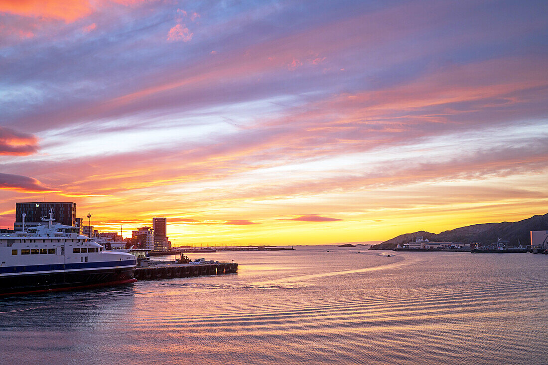Hafen in Bodö, Bodø im Abendlicht, Hurtigrute, Nordland, Norwegen, Europa