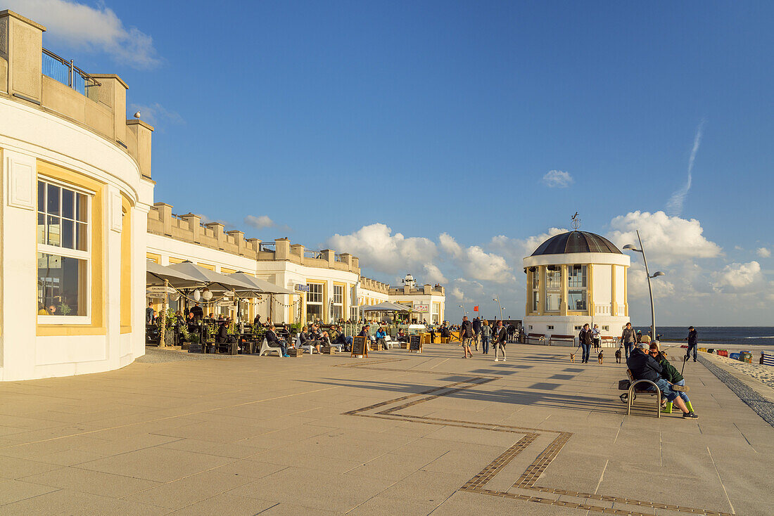 Musikpavillon auf der Strandpromenade, Insel Borkum, Niedersachsen, Deutschland