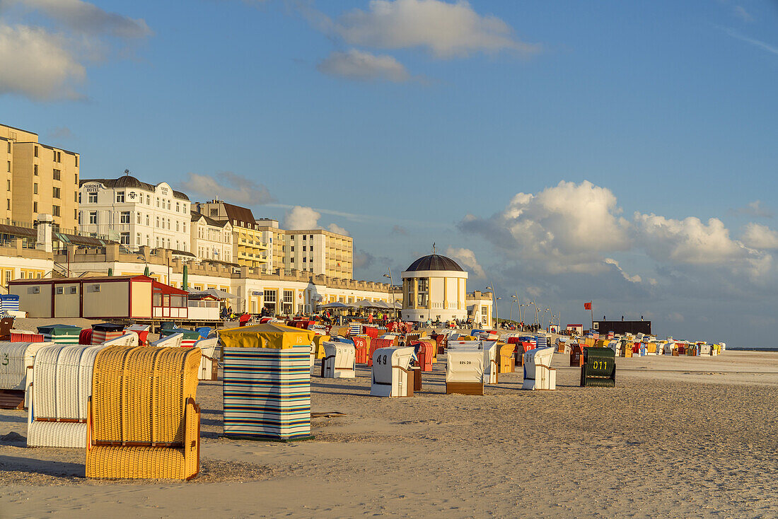 Strand und Häuser an der Strandpromenade, Insel Borkum, Niedersachsen, Deutschland